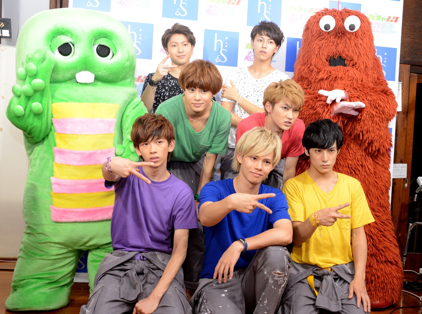 “クールなポーズ”のリクエストに応えるガチャムク超特急。