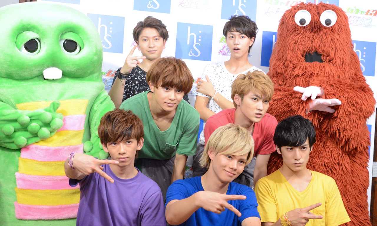 “クールなポーズ”のリクエストに応えるガチャムク超特急。