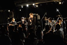 アコースティック編成のasobius、通称“acobius”のライブの様子。（Photo by AZUSA TAKADA）