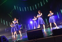「Dorothy Little Happy Live Tour 2015 5th Anniversary ～just move on～」の様子。
