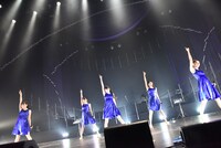 「Dorothy Little Happy Live Tour 2015 5th Anniversary ～just move on～」の様子。