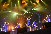 「Dorothy Little Happy Live Tour 2015 5th Anniversary ～just move on～」の様子。