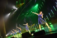 「Dorothy Little Happy Live Tour 2015 5th Anniversary ～just move on～」の様子。