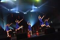 「Dorothy Little Happy Live Tour 2015 5th Anniversary ～just move on～」の様子。