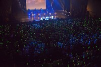 「Dorothy Little Happy Live Tour 2015 5th Anniversary ～just move on～」の様子。