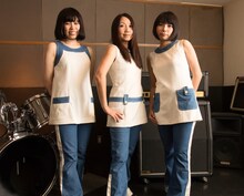 少年ナイフ。写真左からりさ（Dr / BRINKY）、なおこ（Vo, G）、なる（B, Vo）。