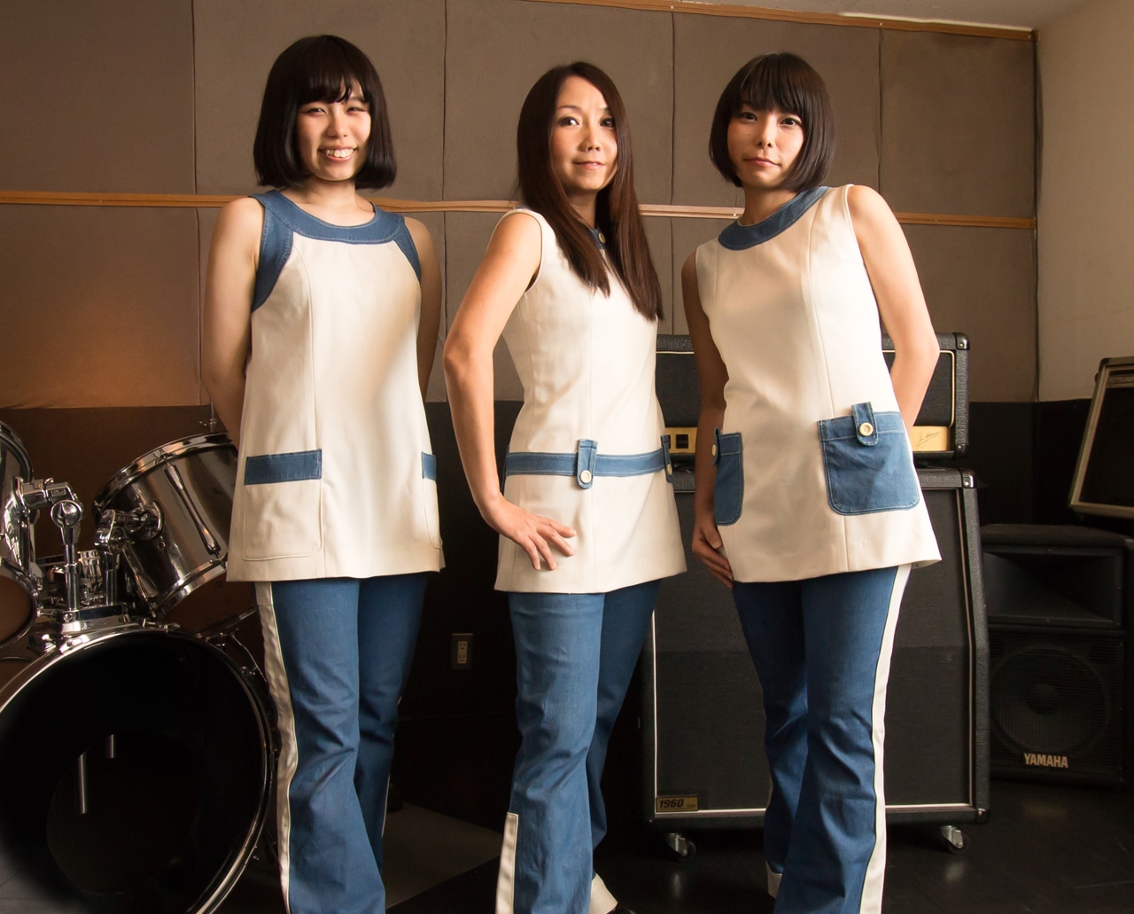少年ナイフ。写真左からりさ（Dr / BRINKY）、なおこ（Vo, G）、なる（B, Vo）。