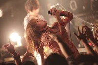 理姫（Vo）（撮影：ハヤシサトル）