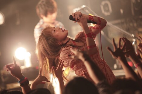 理姫（Vo）（撮影：ハヤシサトル）