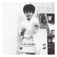 福山雅治「I am a HERO」ファンクラブ限定BROS.盤のブックレットで使用されている幼い頃の福山雅治の写真。