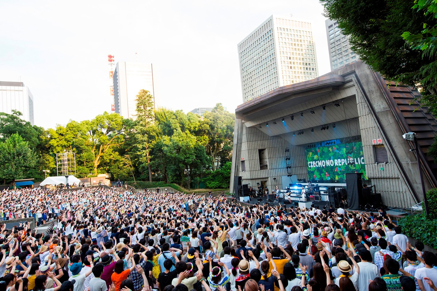 Czecho No Republic「帰ってきたドリームシャワー 夏だ！ 野音だ！ Czecho No Republicだ！ 初の日比谷野音ワンマン」の様子。 （撮影：山川哲矢）