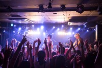 Livehouse KYARAでのミニライブの様子。（撮影：笹森健一）