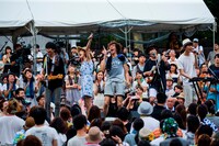 センターステージでパフォーマンスするCzecho No Republic。 （撮影：山川哲矢）