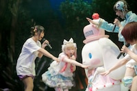 ゆるめるモ！とシナモン。（撮影：荻原楽太郎） (c)2015 SANRIO CO.,LTD.