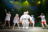 ゆるめるモ！とシナモン。（撮影：荻原楽太郎） (c)2015 SANRIO CO.,LTD.