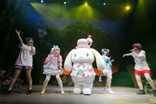 ゆるめるモ！とシナモン。（撮影：荻原楽太郎） (c)2015 SANRIO CO.,LTD.