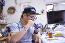 石毛輝の母が作った料理を食べる松本誠治。