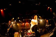 7月11日に東京・LIQUIDROOMで行われた「SUPER BEAVER『愛する』Release Tour 2015 ～愛とラクダ、10周年ふりかけ～」の様子。（Photo by HayachiN）