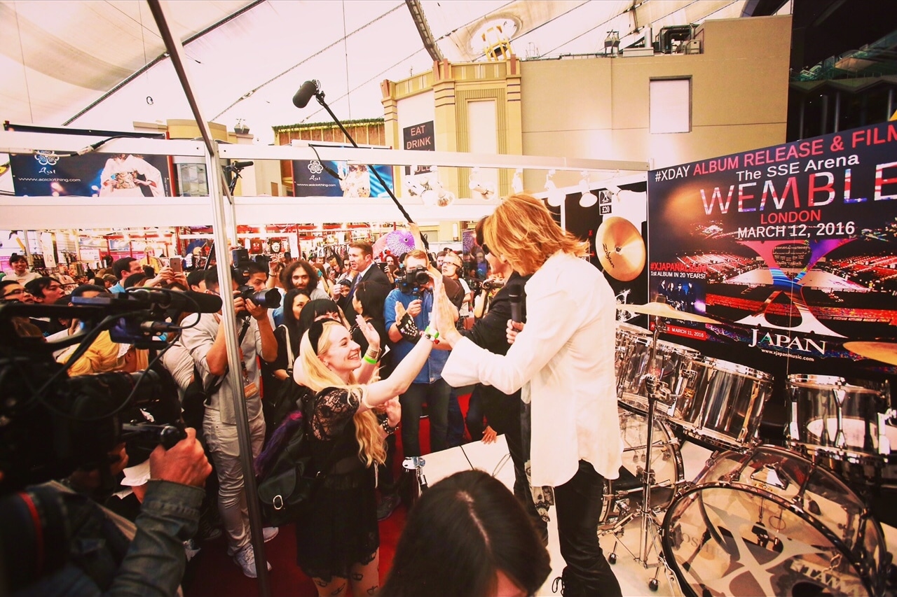 X JAPANハイタッチ会の様子。（写真提供：HYPER JAPAN）