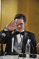 卓上のサンプラーでカメラのフラッシュ音を鳴らす暴動に合わせ、まぶしいふりをするバイト君。