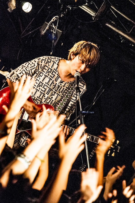 go!go!vanillasに加入した柳沢進太郎（G）。（撮影：浜野カズシ）