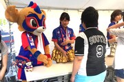 アイドリング!!!の握手会に紛れ込む東京ドロンパ。