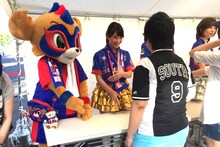 アイドリング!!!の握手会に紛れ込む東京ドロンパ。