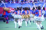FC東京のサポーター前に駆けて行くアイドロング!!!メンバーたち。
