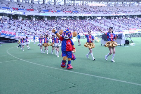 アイドロング!!!によるライブの様子。