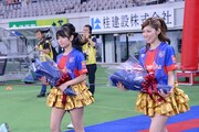 左から外岡えりか、橘ゆりか。