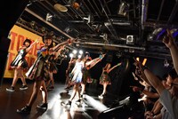 Cheeky Parade「M.O.N.ST＠R / カラフルスターライト」発売記念イベントの様子。