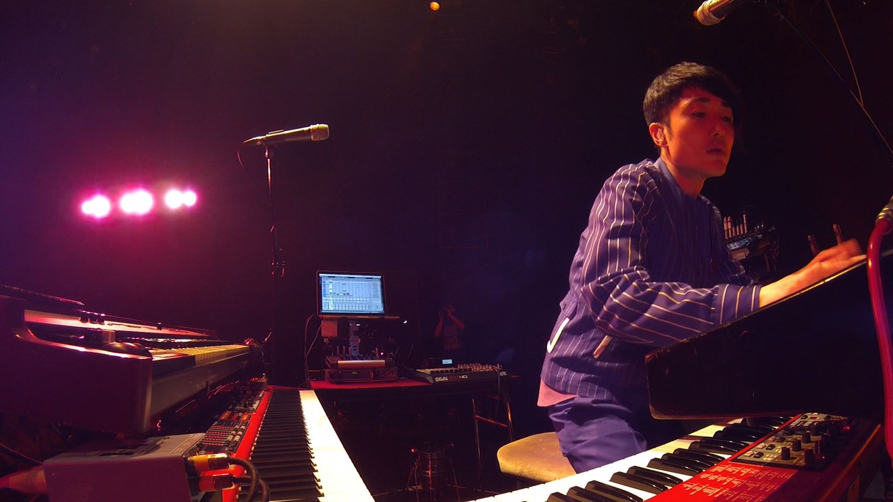 フジファブリック「フジファブリックLIVE TOUR2015“はじまりましツアー”」東京・EX THEATER ROPPONGI公演の様子。（写真提供：テレビ朝日）