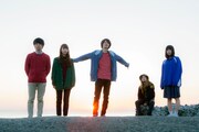 本棚のモヨコ。左から2番目がゆちよ。