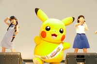 左から芹奈、ピカチュウ、manaka。（写真提供：Sony Music Records）