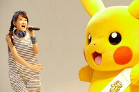 左から芹奈、ピカチュウ。（写真提供：Sony Music Records）