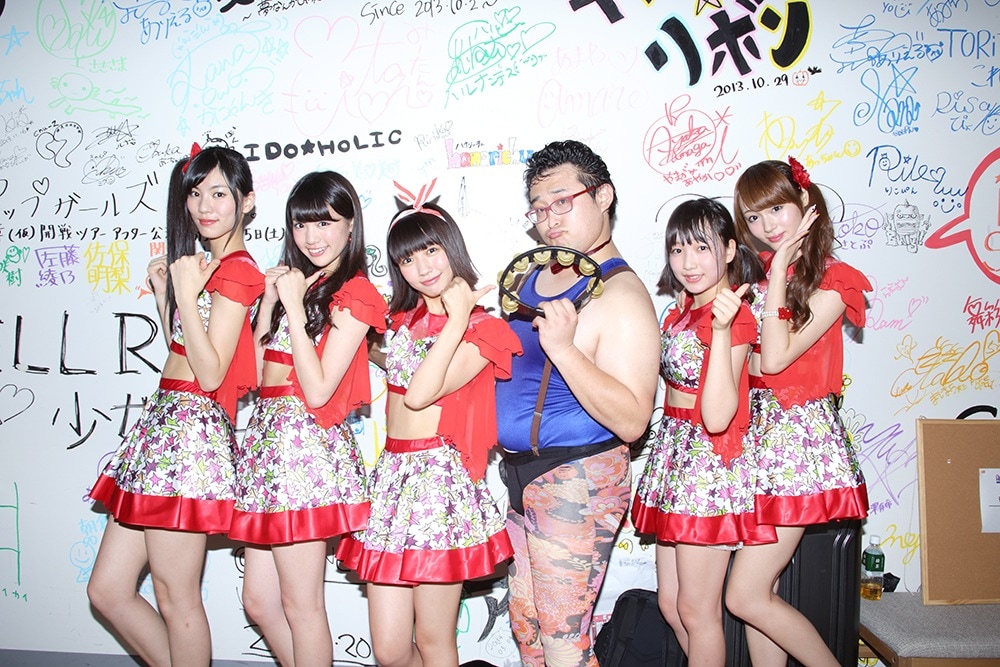 夢アド定期公演にタンバリン芸人GONZO乱入、メンバーと新曲でコラボ