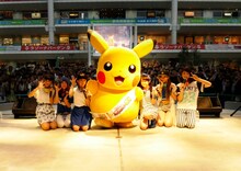 Little Glee Monsterとピカチュウ。（写真提供：Sony Music Records）