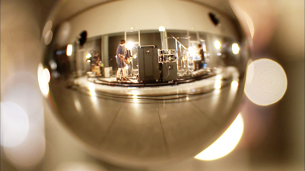 androp「From here」スタジオライブ映像のワンシーン。