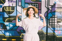 ソロ初となるオフィシャルTシャツ「SING A SONG ポケTEE（ホワイト）」を着用する永原真夏。