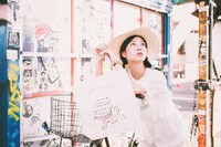 永原真夏が手にしているトートバッグはライブ会場で販売予定。