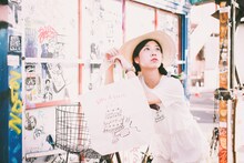 永原真夏が手にしているトートバッグはライブ会場で販売予定。
