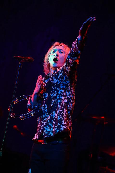 「YOSHII KAZUYA STARLIGHT TOUR 2015」最終公演を行った吉井和哉。（Photo by Mikio Ariga）