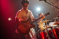 長岡亮介（G）（撮影：中野修也）