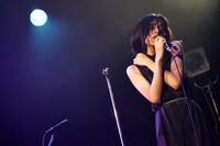 アヴちゃん（Vo）（撮影：中野修也）