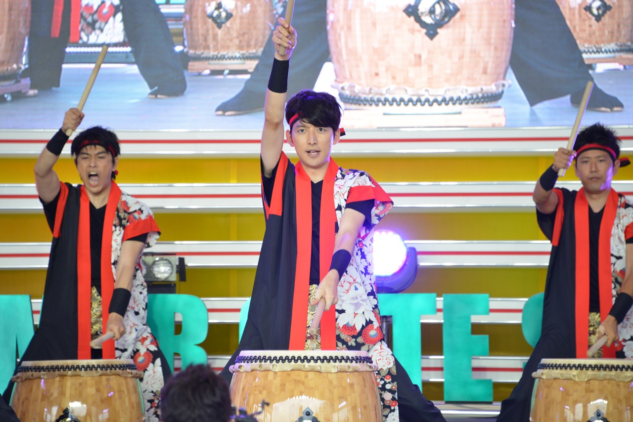 和太鼓パフォーマンスを披露するオマツリ男アナ9人衆。