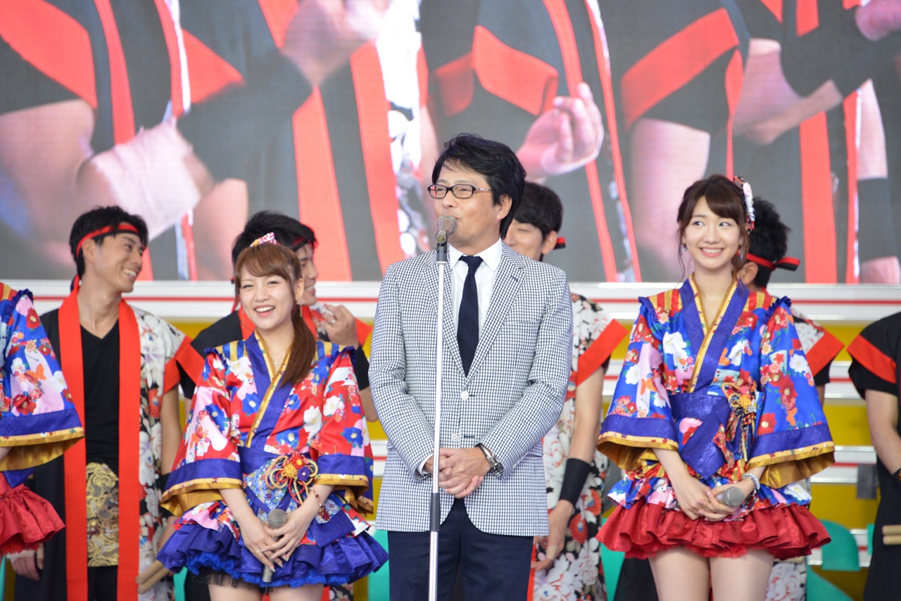 亀山千広フジテレビジョン代表取締役（中央）によるスピーチの様子。