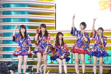 生中継のCM中、観客に新曲「ハロウィン・ナイト」の振り付けを教えるAKB48選抜メンバー。