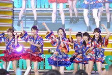 「AKB48グループ 真夏のハロウィンライブ」の様子。