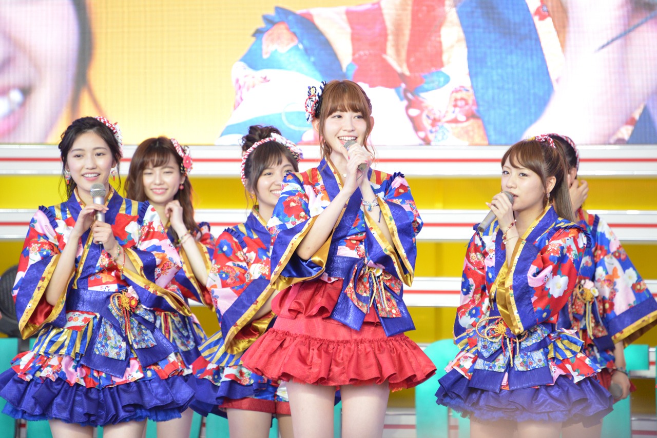 「AKB48グループ 真夏のハロウィンライブ」の様子。