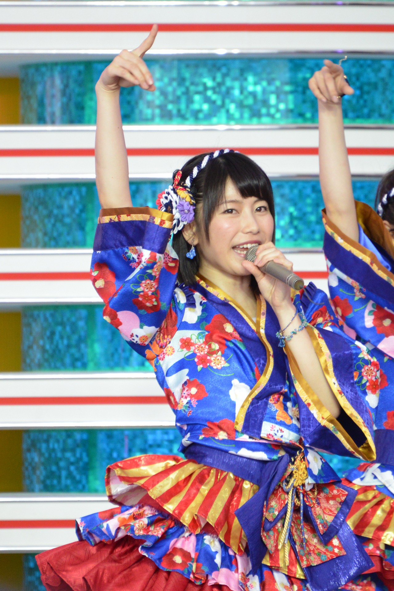 横山由依